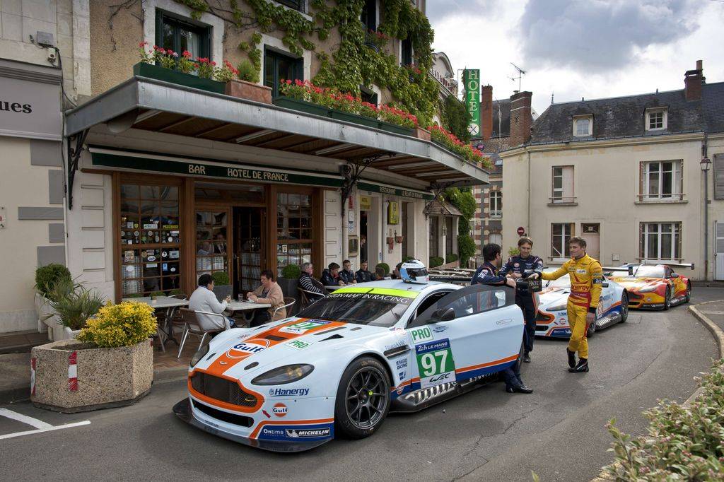 Aston_Martin_Hotel_de_France_Drivers_1024x768.jpg