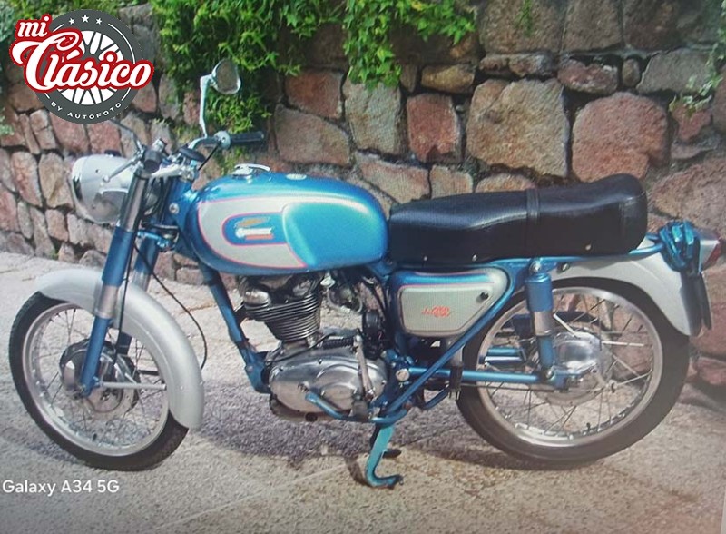 Varias motos clásicas