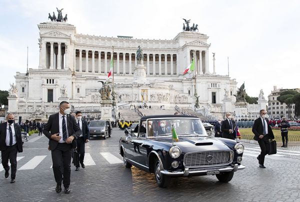 El presidente de la República italiana vuelve al Quirinale a bordo del Lancia Flaminia Presidencial