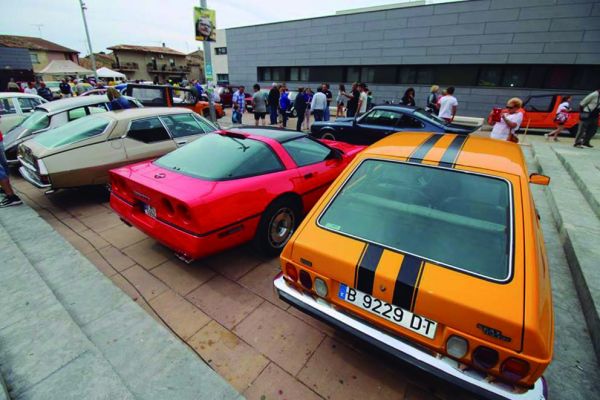 120 coches en Moià durante la fantástica “4ª Trobada de Clàssics i Mítics”