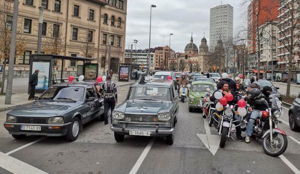 Los coches clásicos vuelven a manifestarse en Gijón