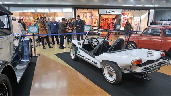 Exposición de automóviles antiguos en Castilleja de la Cuesta
