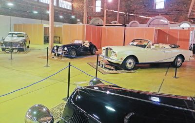 Exposición benéfica de coches clásicos en Valverde del Camino