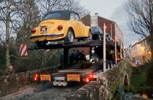 Un trailer con vehículos clásicos queda atrapado en un puente de Carme de Abaixo