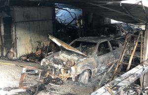 Una docena de coches clásicos calcinados en un incendio en un garaje de Salceda