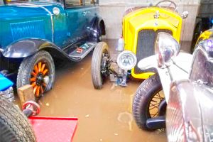 Una gran colección de coches clásicos, inundada en Córdoba