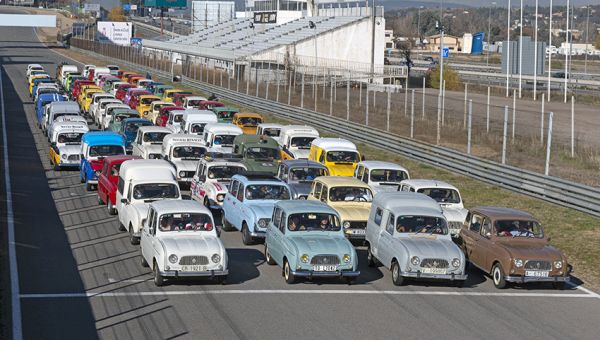 60 aniversario del R4 con una concentración de 100 vehículos en el Circuito del Jarama