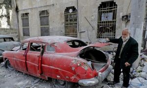 El coleccionista sirio que sueña con restaurar sus coches destrozados por la guerra