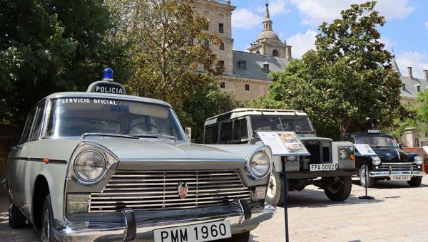 La Policía Nacional expone 70 años de vehículos policiales en El Parque de San Lorenzo de El Escorial