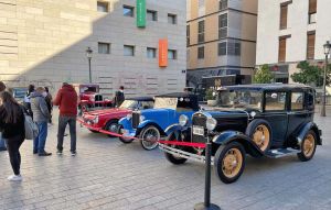 “Fora de Sèrie” expone coches clásicos y antiguos en la Plaza Viriato