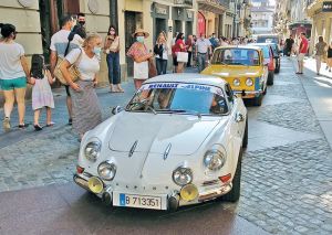 Los históricos de Jacetania’s Classic Cars animan las calles por San Cristóbal